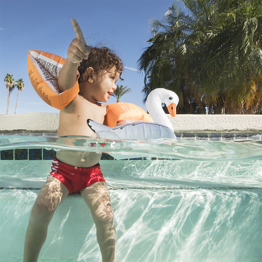 Μαγιό-σορτσάκι κόκκινο με τυπωμένο μήνυμα 