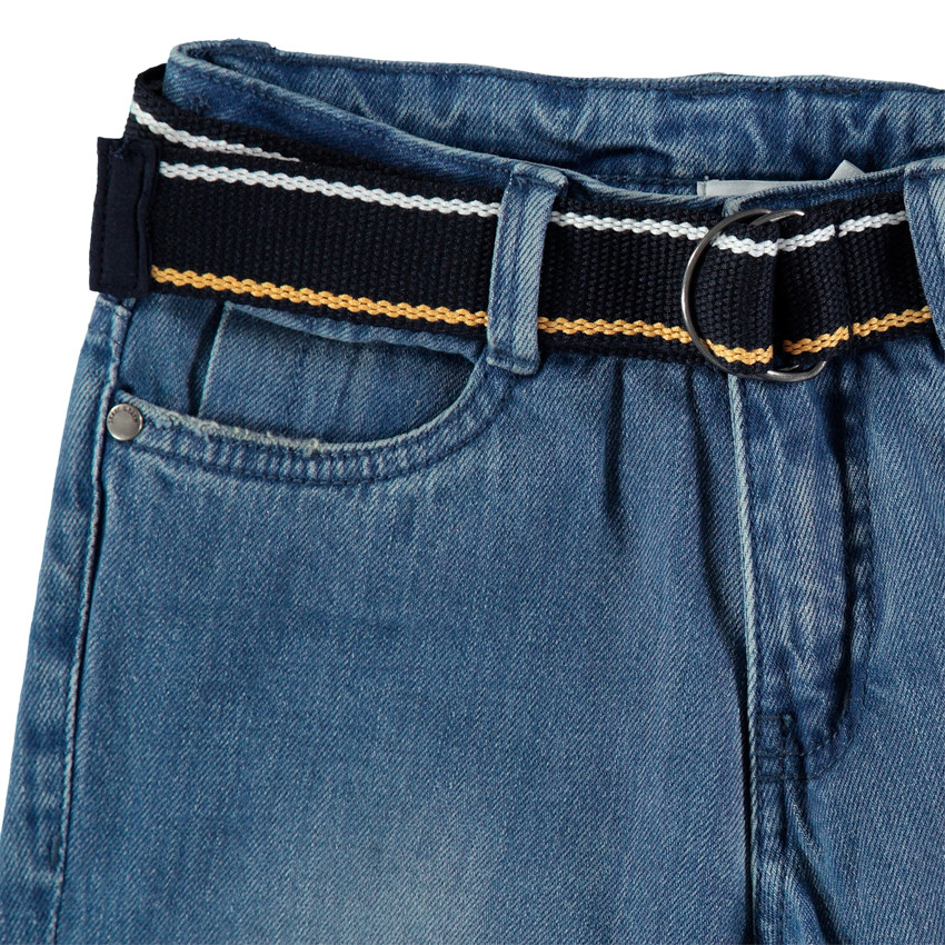 Ίσιο τζιν με used όψη, μόνιμες τσακίσεις και αφαιρούμενη ζώνη 