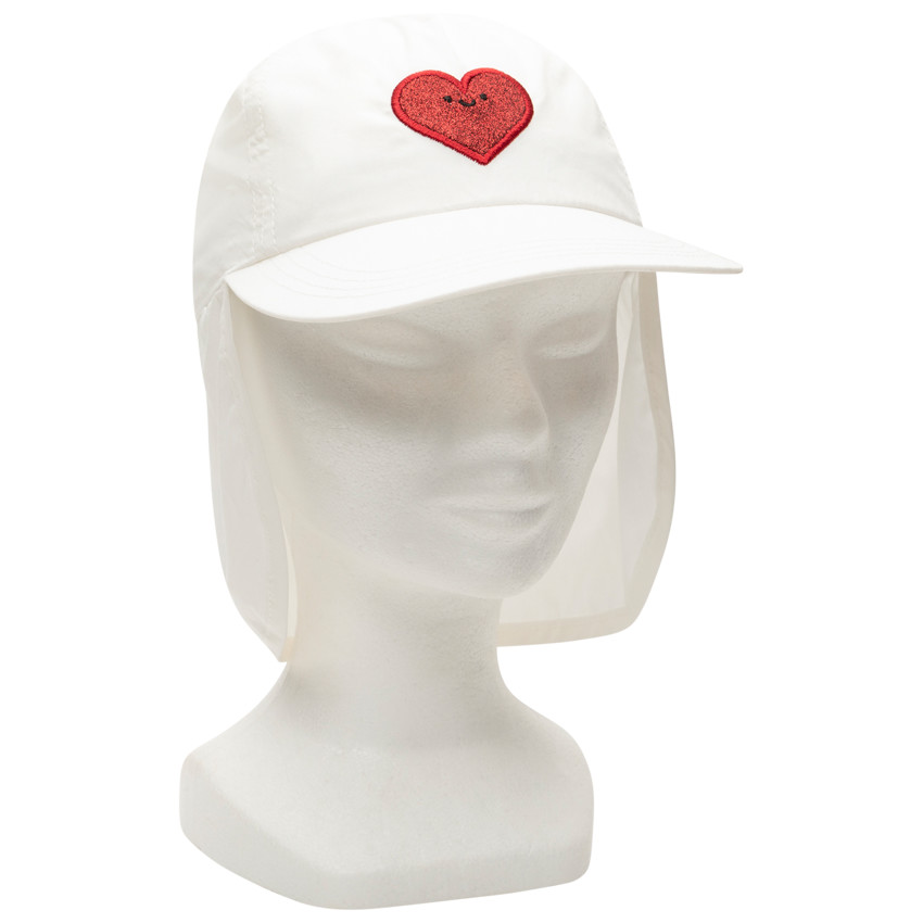 Casquette avec protection nuque et coeur brodé 