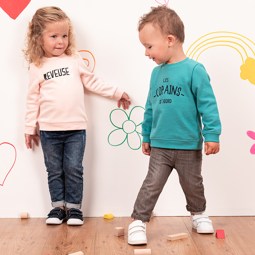 Τζιν με φθαρμένη και τσαλακωμένη όψη και τυπωμένες καρδούλες 