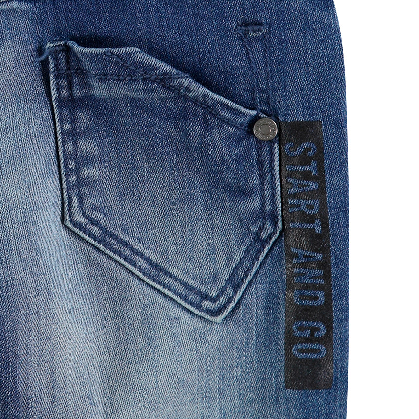 Τζιν με used όψη, ξέφτια, μόνιμες τσακίσεις και τυπωμένη φράση πίσω 