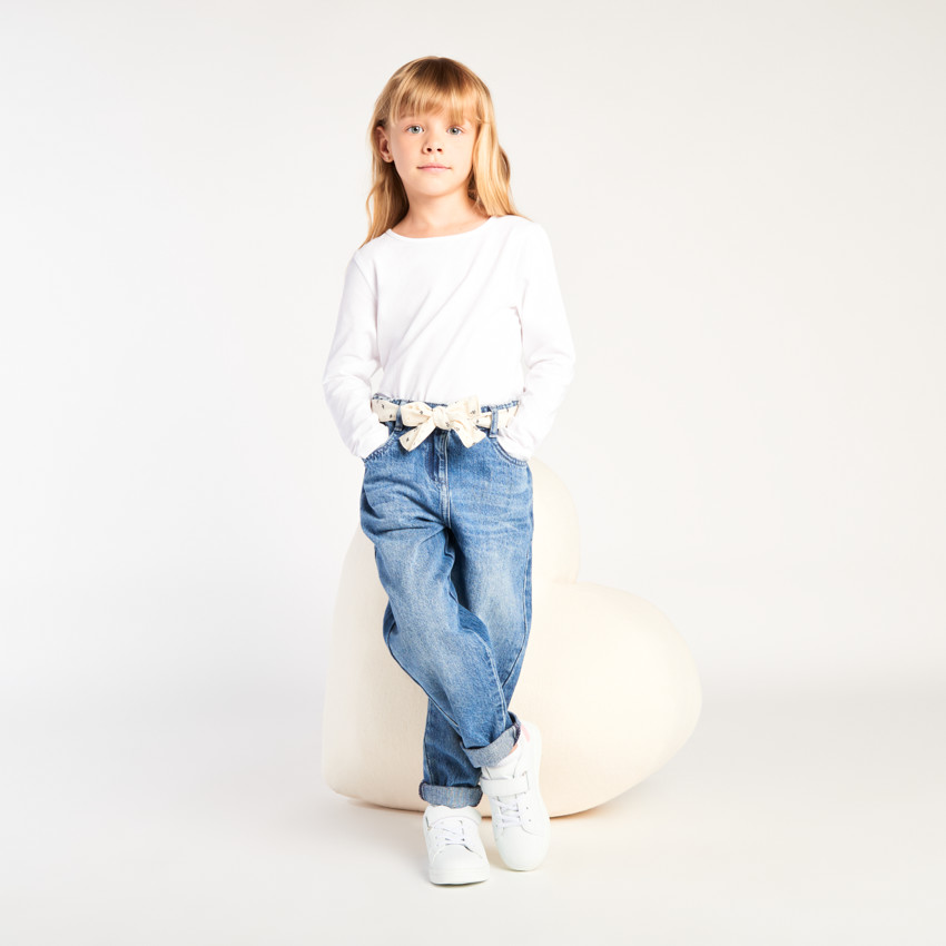 Τζιν mom fit από denim με φανταχτερό μαντήλι και ζώνη για κορίτσι 