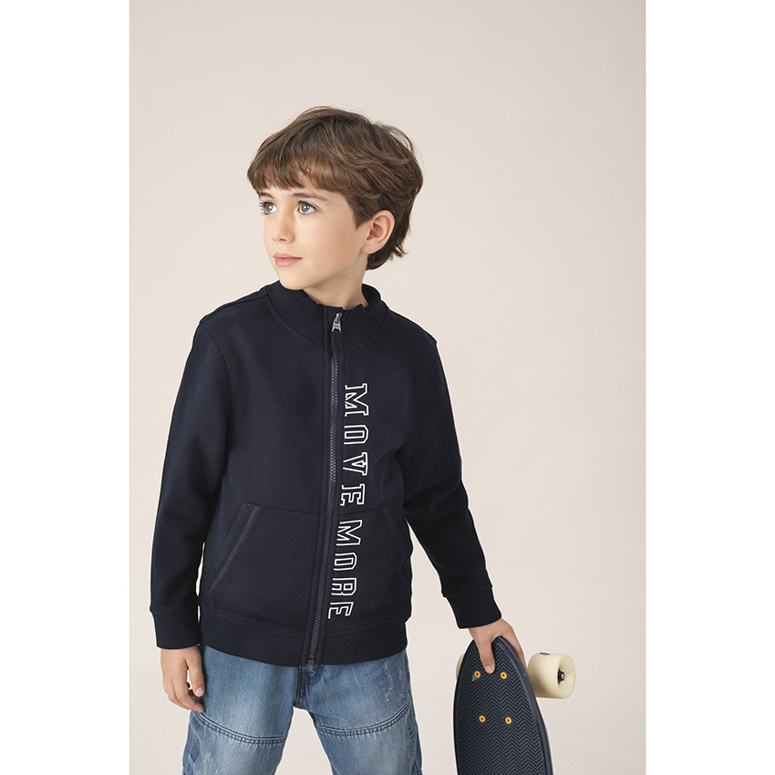 Ίσιο τζιν με used όψη, μόνιμες τσακίσεις και αφαιρούμενη ζώνη 