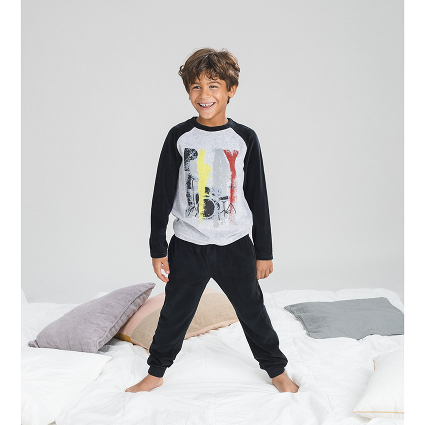 Δίχρωμη βελουτέ πιτζάμα με στάμπα σε ροκ στιλ 