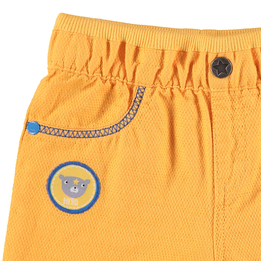 Σύνολο εμπριμέ πουκάμισο και κίτρινη βερμούδα 