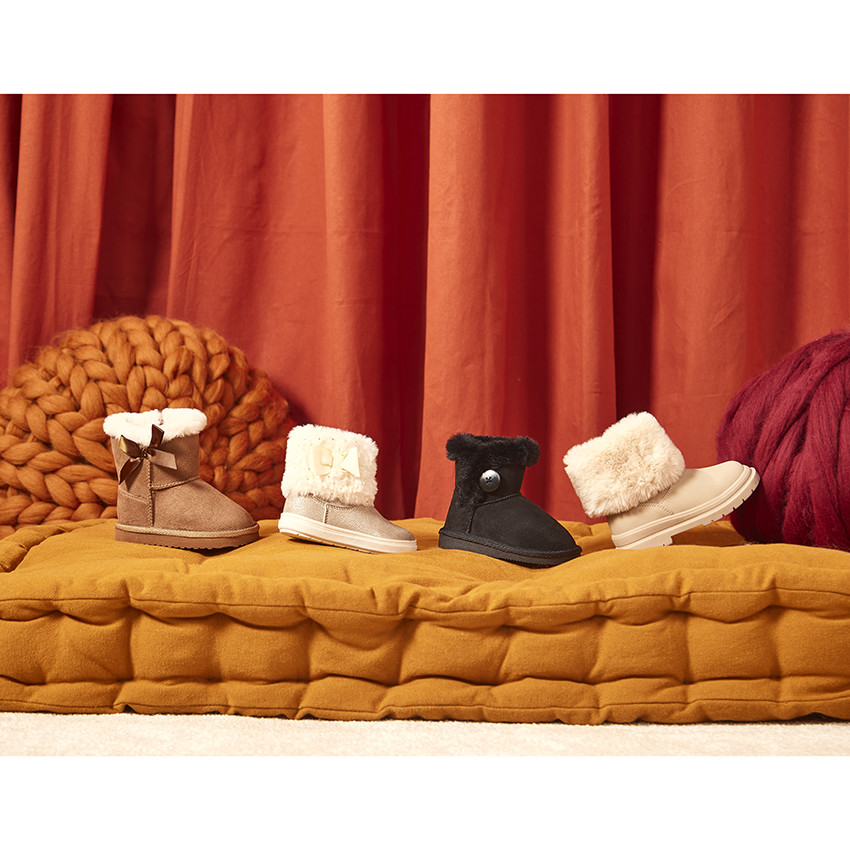 Μαύρες μπότες από σουέντ με λεπτομέρειες από γούνα και φανταστικό κουμπί για κορίτσι 