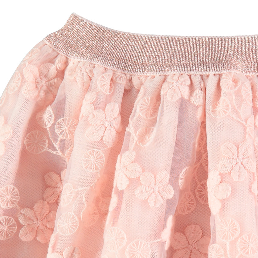 Κοντή φούστα από τούλι με κεντημένα λουλούδια και μεταλλιζέ ζώνη στη μέση 