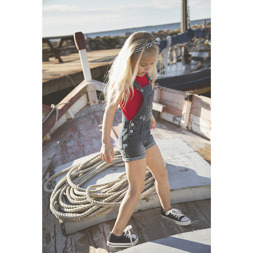 Σαλοπέτα κοντή jean με badges κεντημένες για κορίτσι 