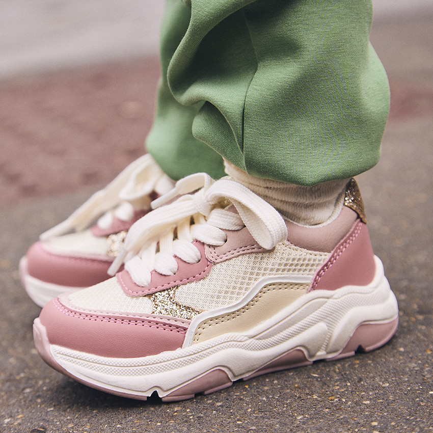 Αθλητικά παπούτσια τύπου sneakers με λεπτομέρειες με glitter για κορίτσι 