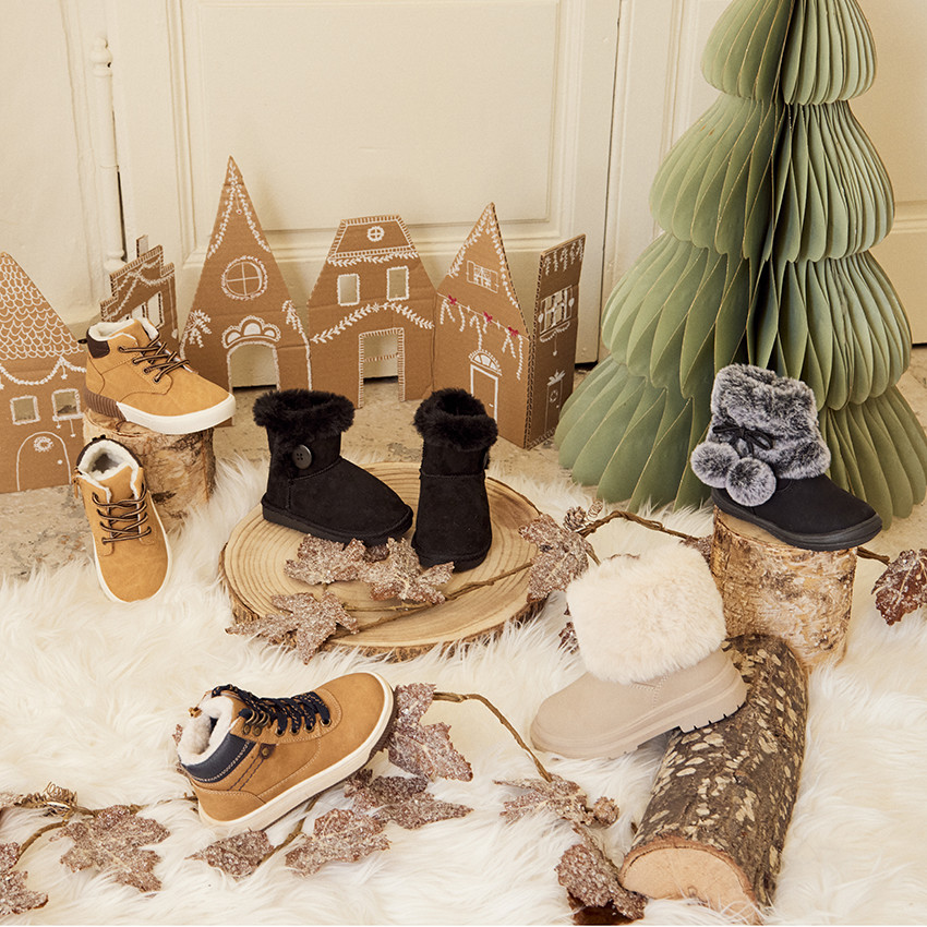 Μαύρες μπότες από σουέντ με λεπτομέρειες από γούνα και φανταστικό κουμπί για κορίτσι 