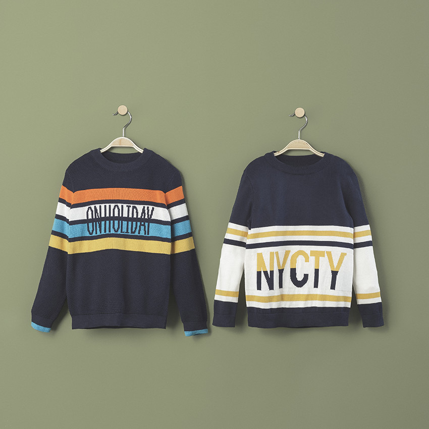 Πλεκτό σε ύφανση με διακοσμητικό σχέδιο, λωρίδες που κάνουν αντίθεση και μήνυμα ζακάρ 