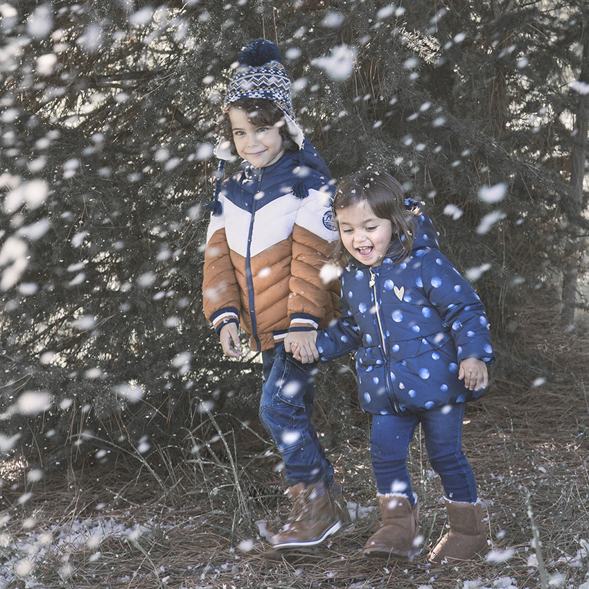 Εμπριμέ πλεκτό σετ με σκούφο και κασκόλ τύπου snood 