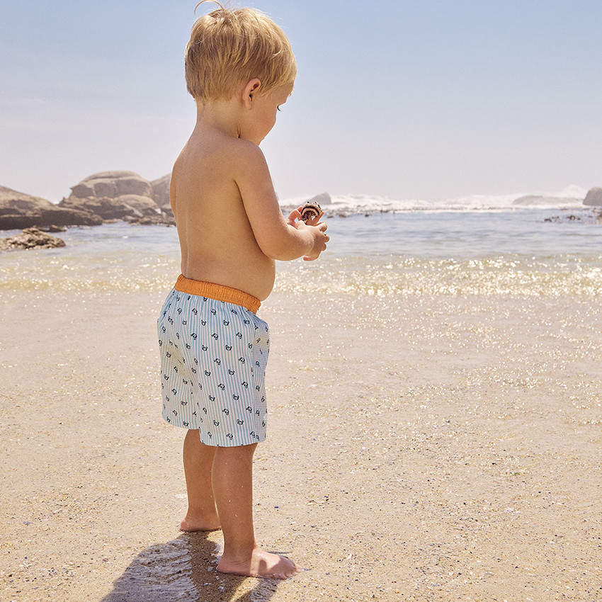 Σορτς μαγιό σε seersucker με φαντεζί σχέδιο για bebe αγόρι 