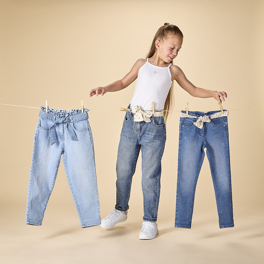 Τζιν mom fit από denim με φανταχτερό μαντήλι και ζώνη για κορίτσι 