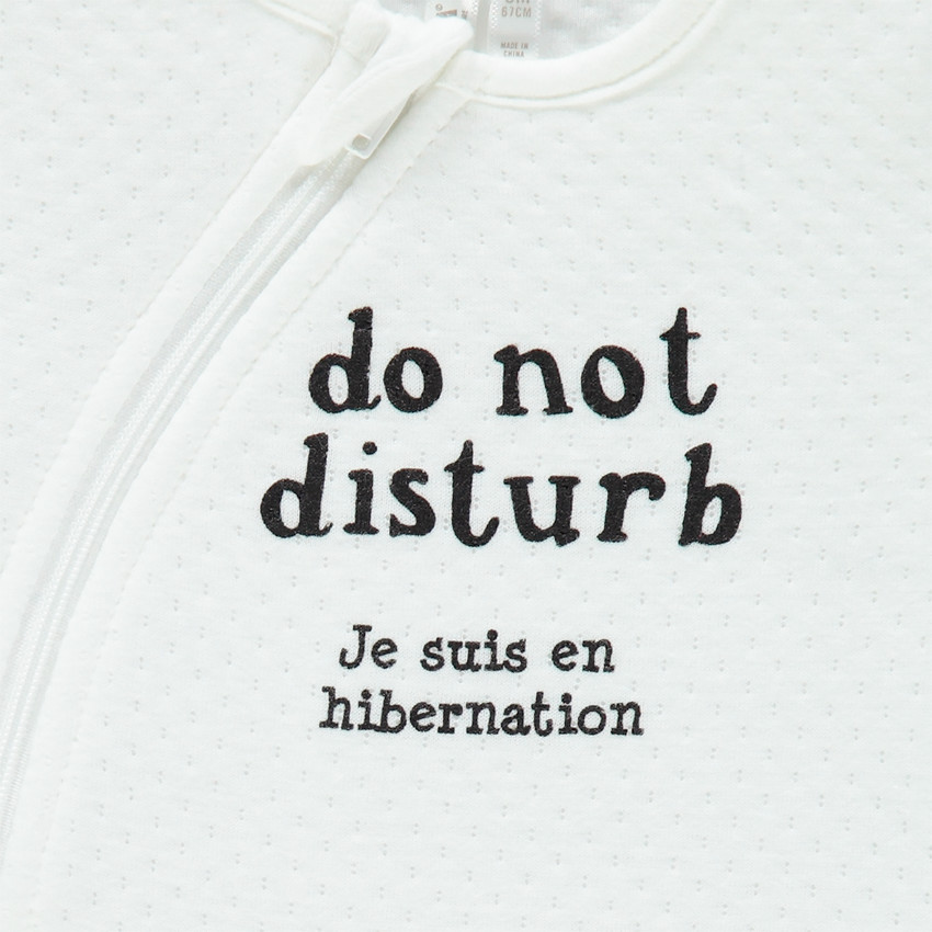 Dors-bien en maille fantaisie à message et ouverture zippée 