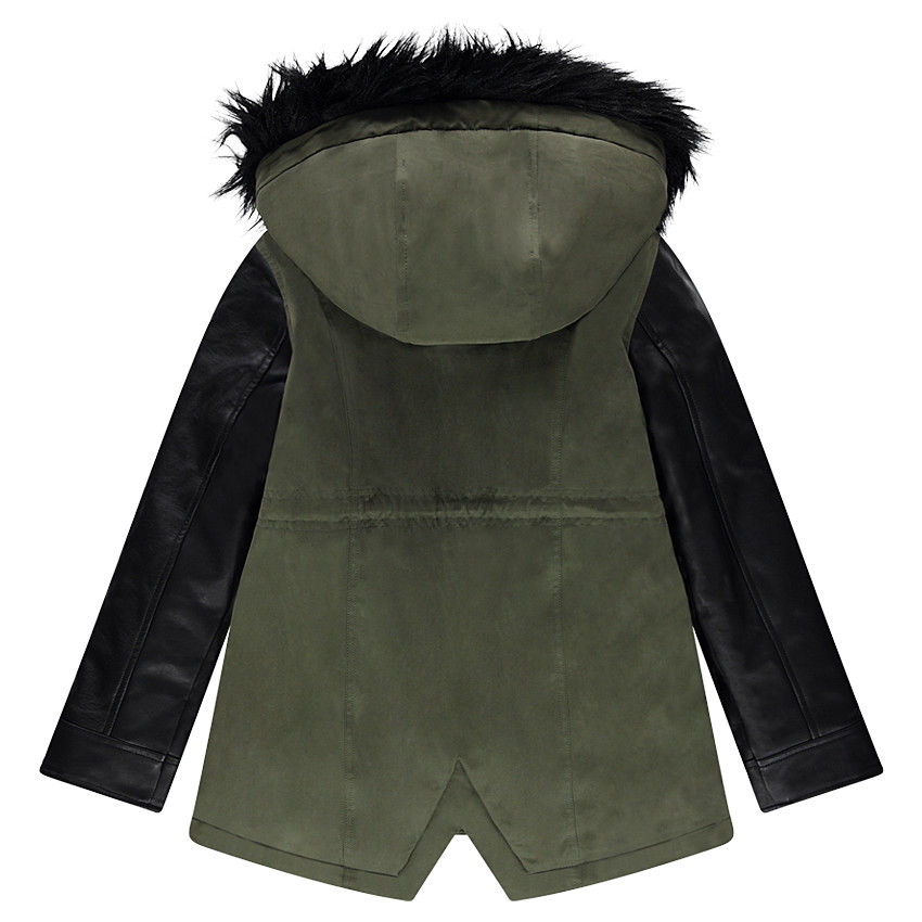 Παρκά από δύο υλικά, επένδυση από sherpa και αφαιρούμενη κουκούλα 