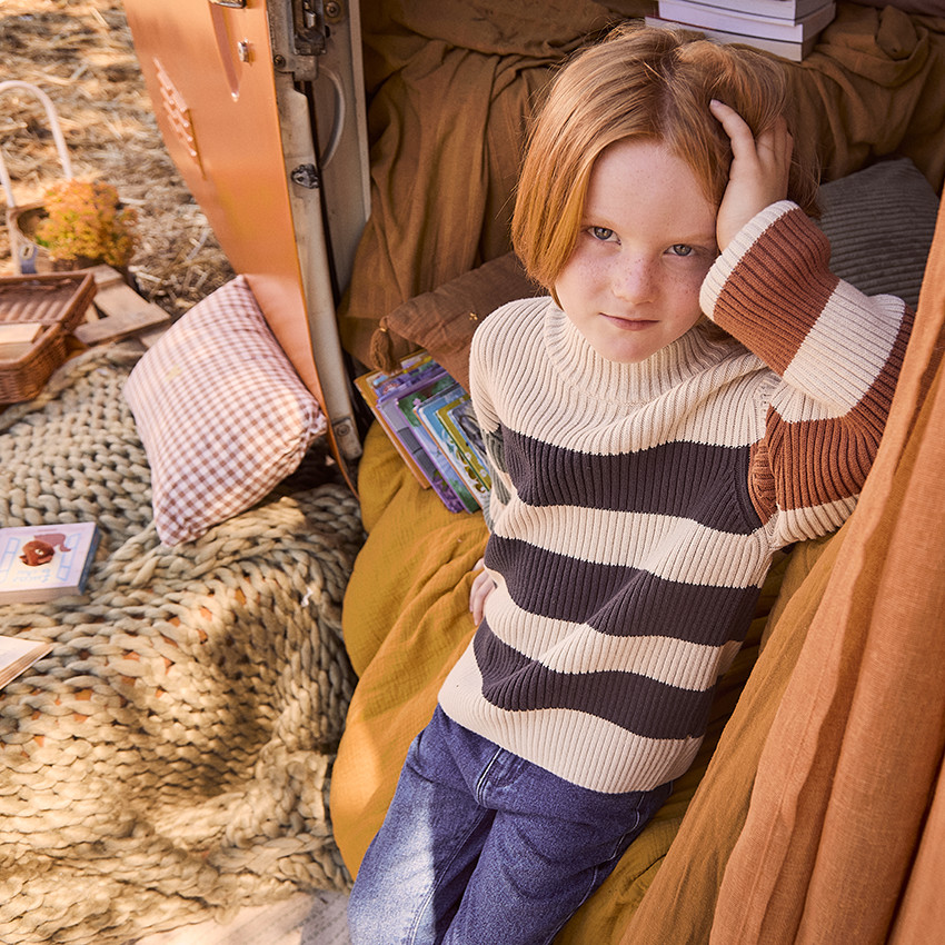 Πλεκτό πουλόβερ με τριχρωμές ρίγες και ζιβάγκο για αγόρι 
