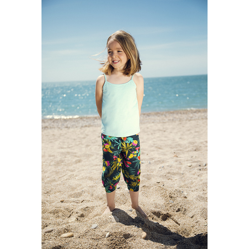 Παντελόνι 3/4 με σχέδιο tropical σε όλη την επιφάνεια 