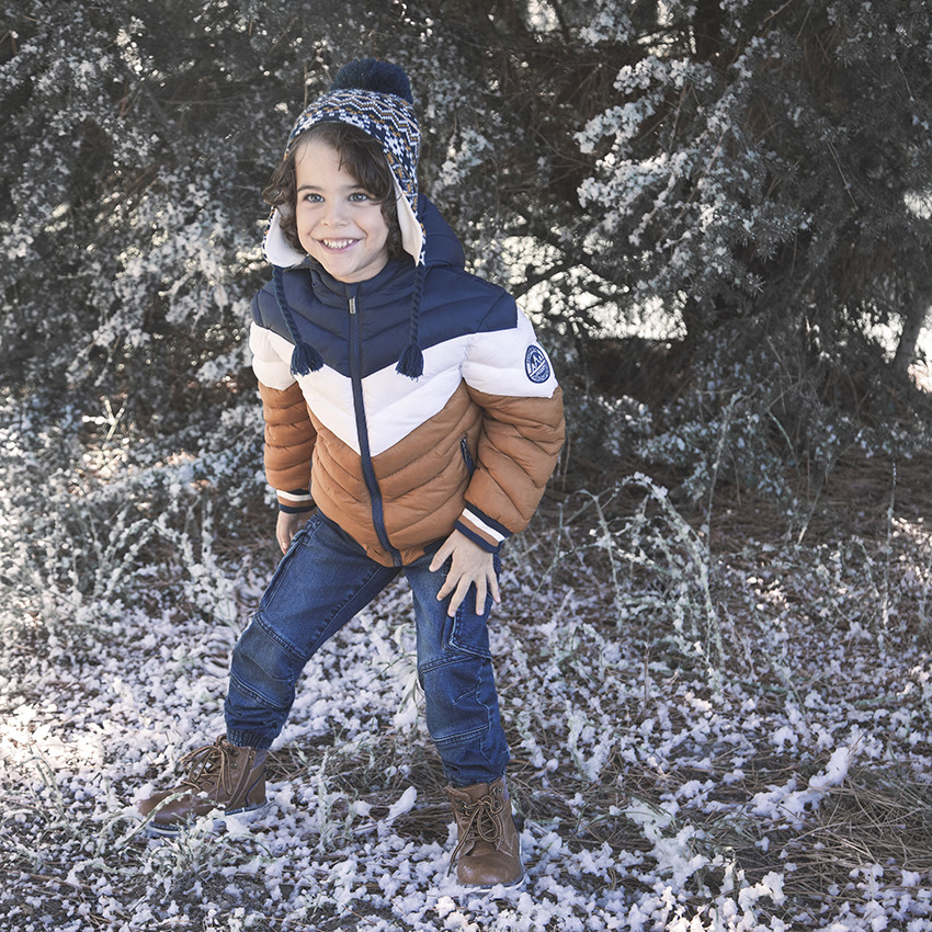 Εμπριμέ πλεκτό σετ με σκούφο και κασκόλ τύπου snood 