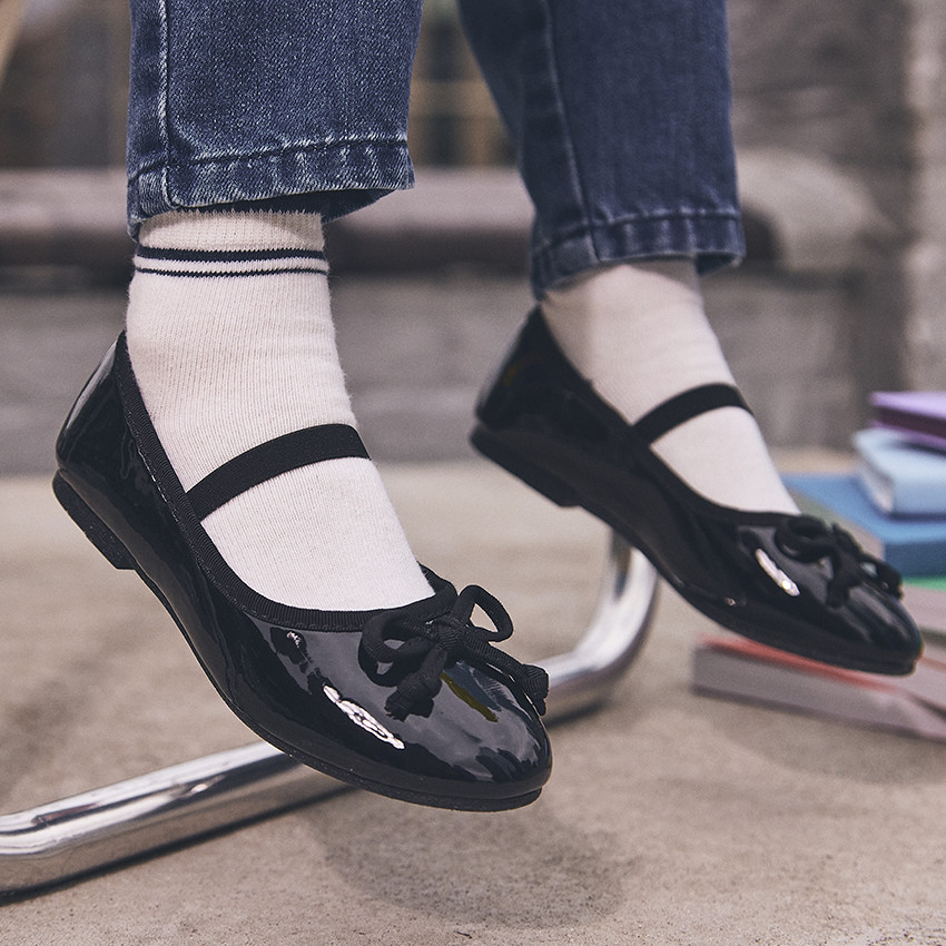 Γυαλιστερές μπαλαρίνες με ελαστικό και φιόγκο για κορίτσι 