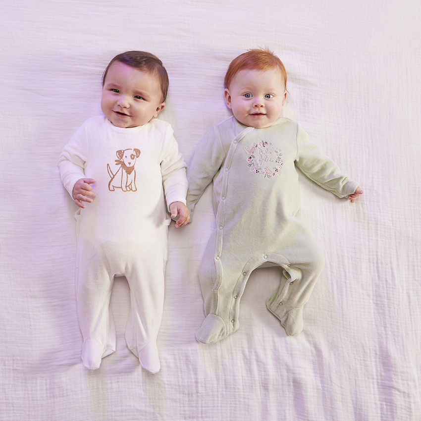 Dors-bien en velours pour bébé fille avec ouvertures différentes selon l'âge  Additional Dors-bien en velours pour bébé fille avec ouvertures différentes selon l'âge