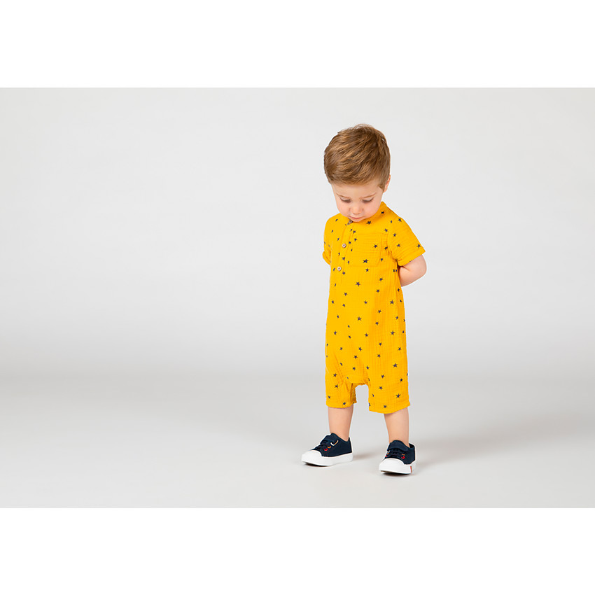 Combinaison courte en double gaze de coton imprimé étoiles pour bébé garçon 