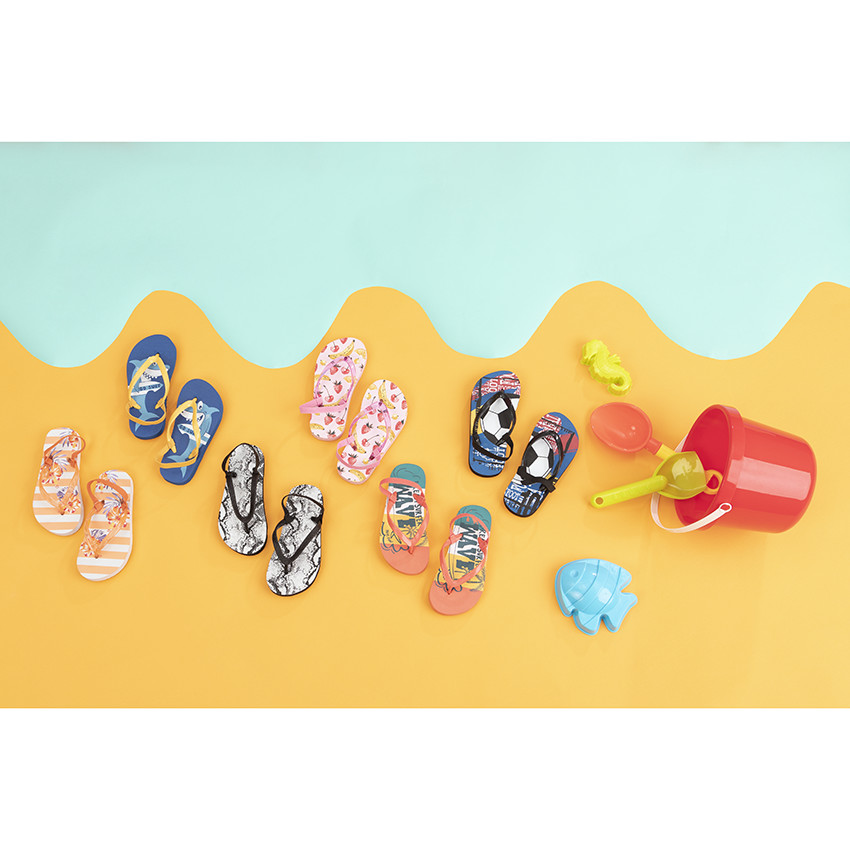 Σαγιονάρες με διάφανο λουράκι και τυπωμένα φρούτα 