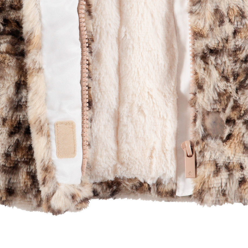 Παλτό με ψεύτικη γούνα με λεοπάρ εφέ και αυτάκια στην κουκούλα. 