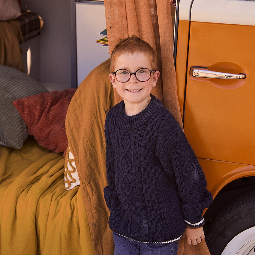 Πλεκτό πουλόβερ μονόχρωμο με εφέ πλεξούδας και πολύχρωμη ρίγα για αγόρι 