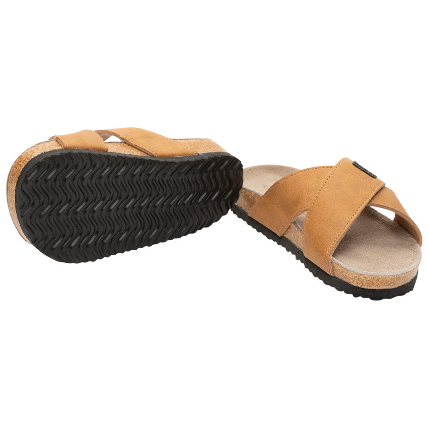 Μυτερές παντόφλες με σταυρωτές λωρίδες και ραμμένη ετικέτα για αγόρι 