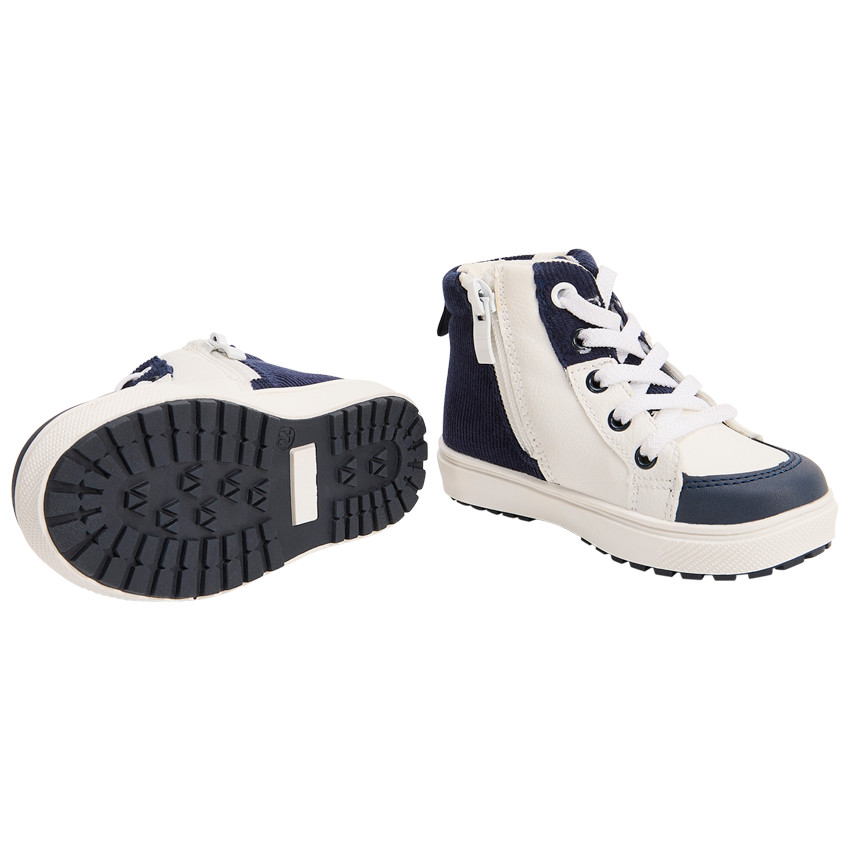 Μποτάκια με λεπτομέρειες από βελούδο για μωρό αγόρι 