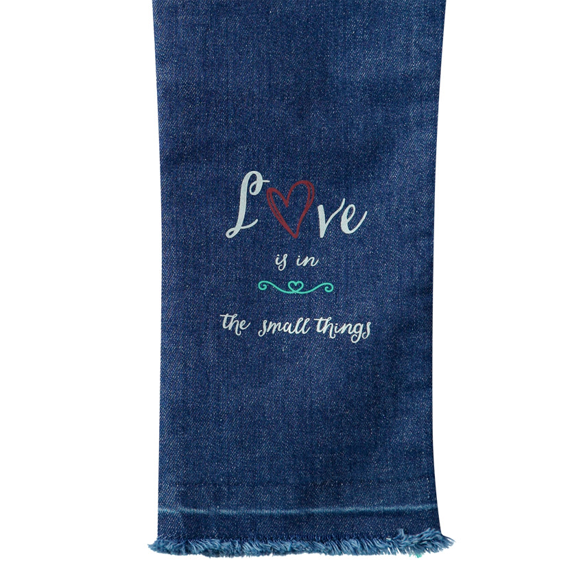 Τζιν με used όψη, μόνιμες τσακίσεις και απλικέ λωρίδες 