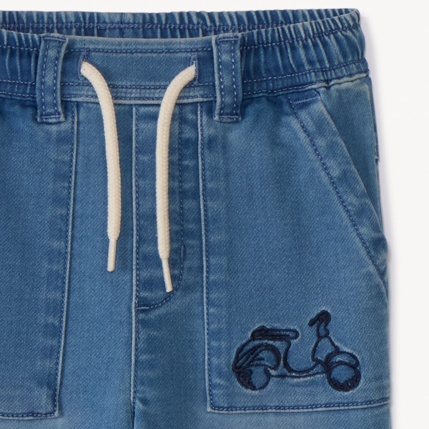 Τζιν cargo με εφέ denim και κέντημα scooter για μωρό αγόρι 