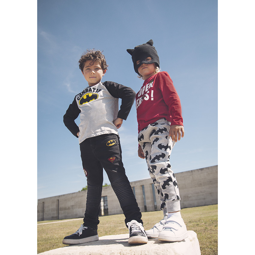 Jean ίσια γραμμή στυλ ξεβαμμένο με badges super-héros για αγόρι 