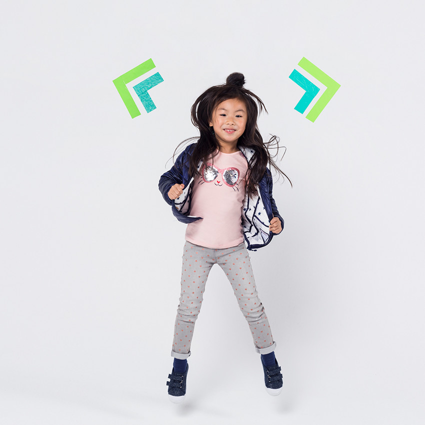 Τζιν σε slim γραμμή με τσαλακωμένη όψη και γυαλιστερές καρδούλες σε όλη την επιφάνεια 