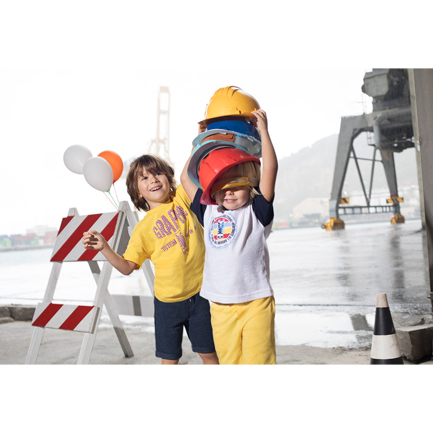 Σύνολο δίχρωμη κοντομάνικη μπλούζα με στάμπα και μονόχρωμη κίτρινη βερμούδα 