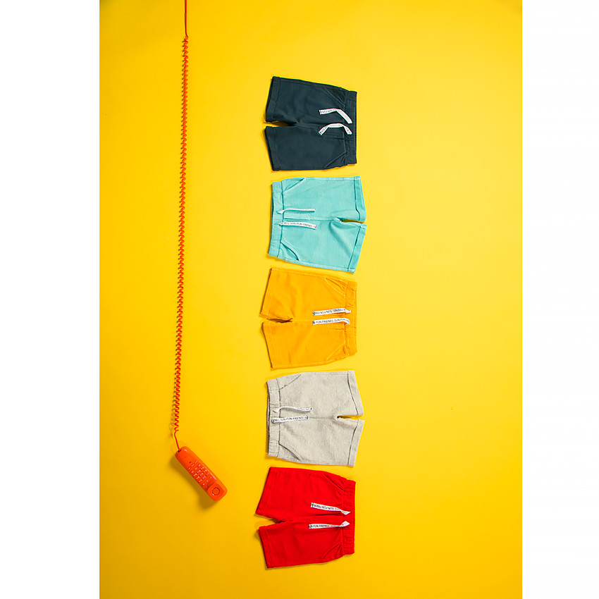 Βερμούδα από φούτερ μονόχρωμη με εκτυπωμένα κορδόνια για bebe αγόρι 