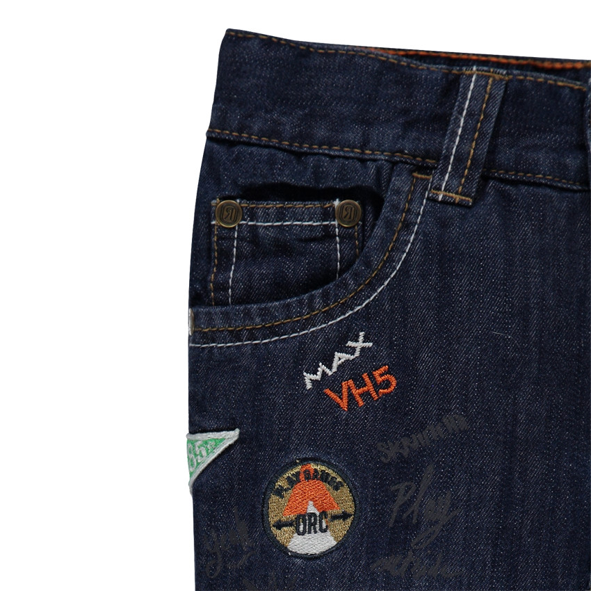 Τζιν σε ίσια γραμμή με φθαρμένη όψη με σήματα και κεντήματα 