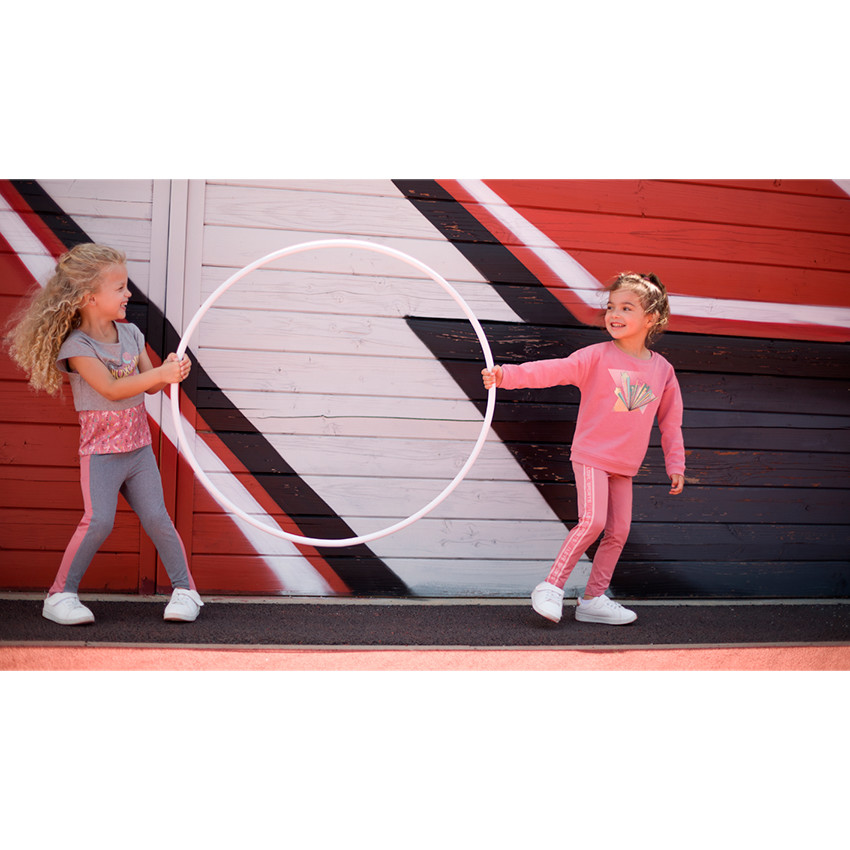 Κοντό τοπ 2 σε 1 με κοντά μανίκια και εμπριμέ αμάνικη μπλούζα  