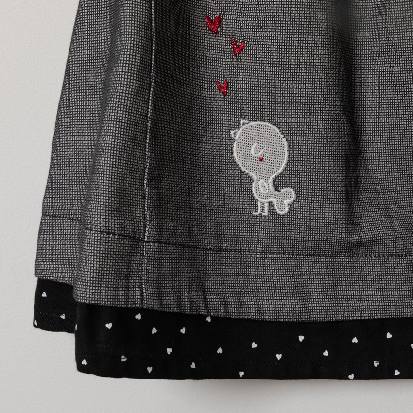 Φόρεμα κοντομάνικο με βολάν και κεντημένο πουλάκι  