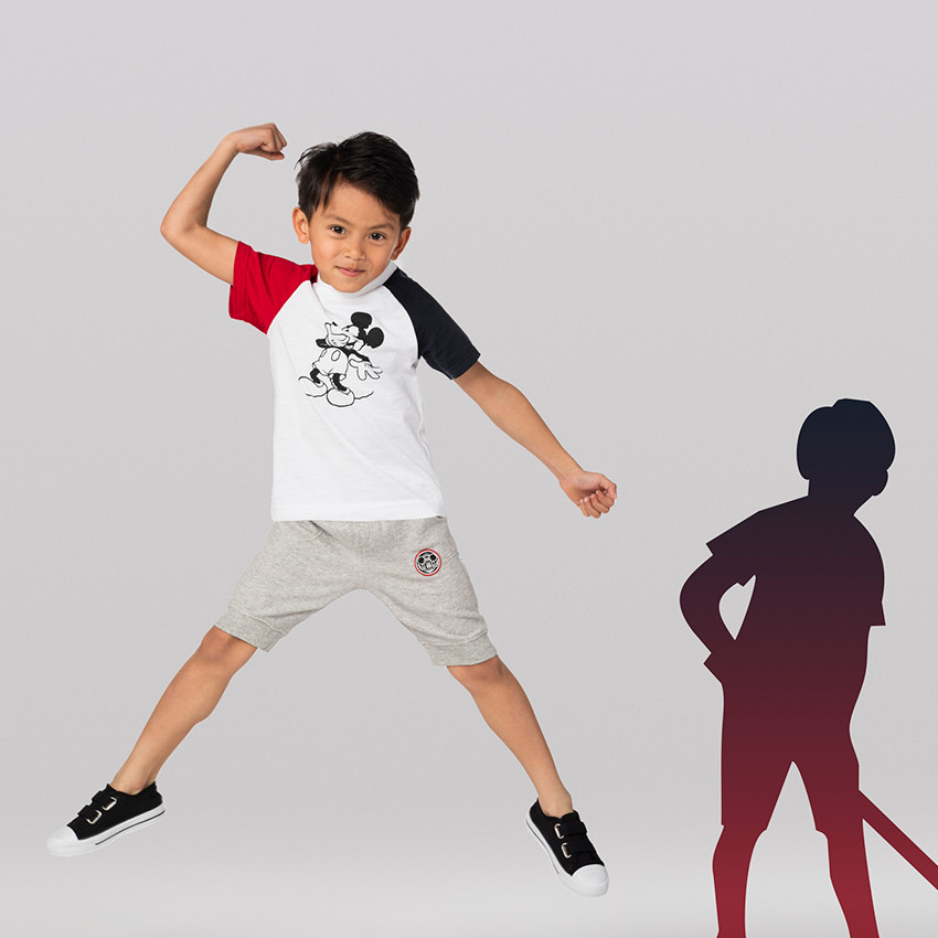 Τρίχρωμη κοντομάνικη μπλούζα με στάμπα Μίκυ της ©Disney  