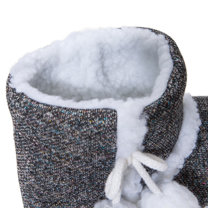 Ψηλά πλεκτά παντοφλάκια με φουντίτσες 