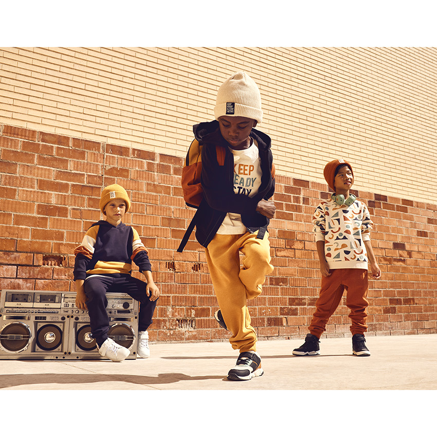 Σκουφί από πλεκτό με ραβδώσεις για αγόρι 