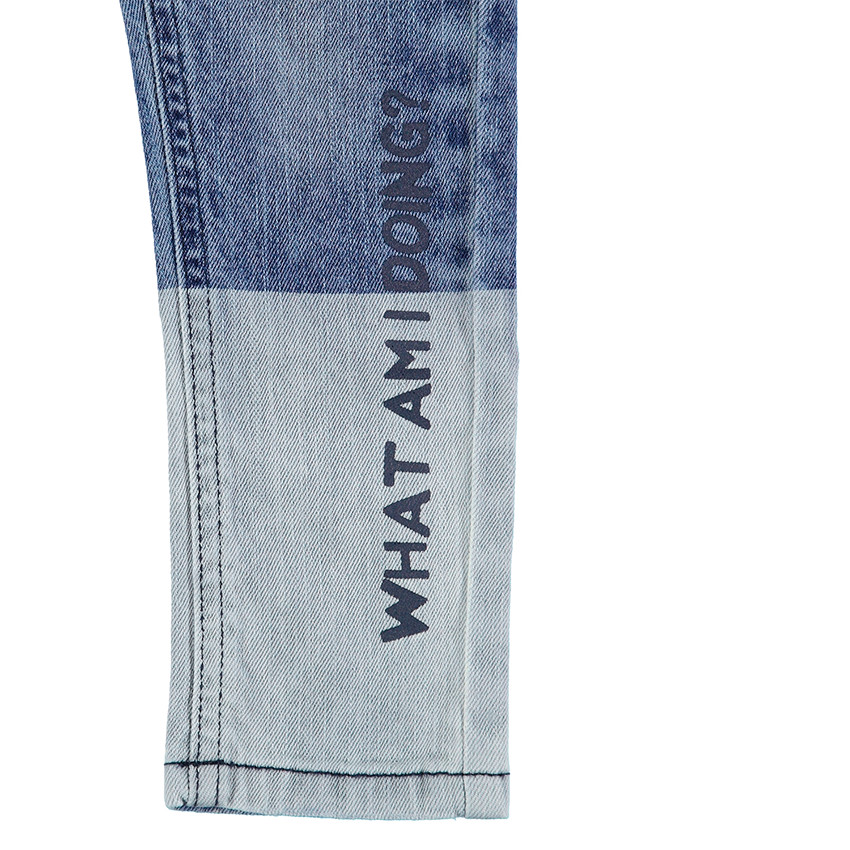 Τζιν με used όψη και τυπωμένες φράσεις 