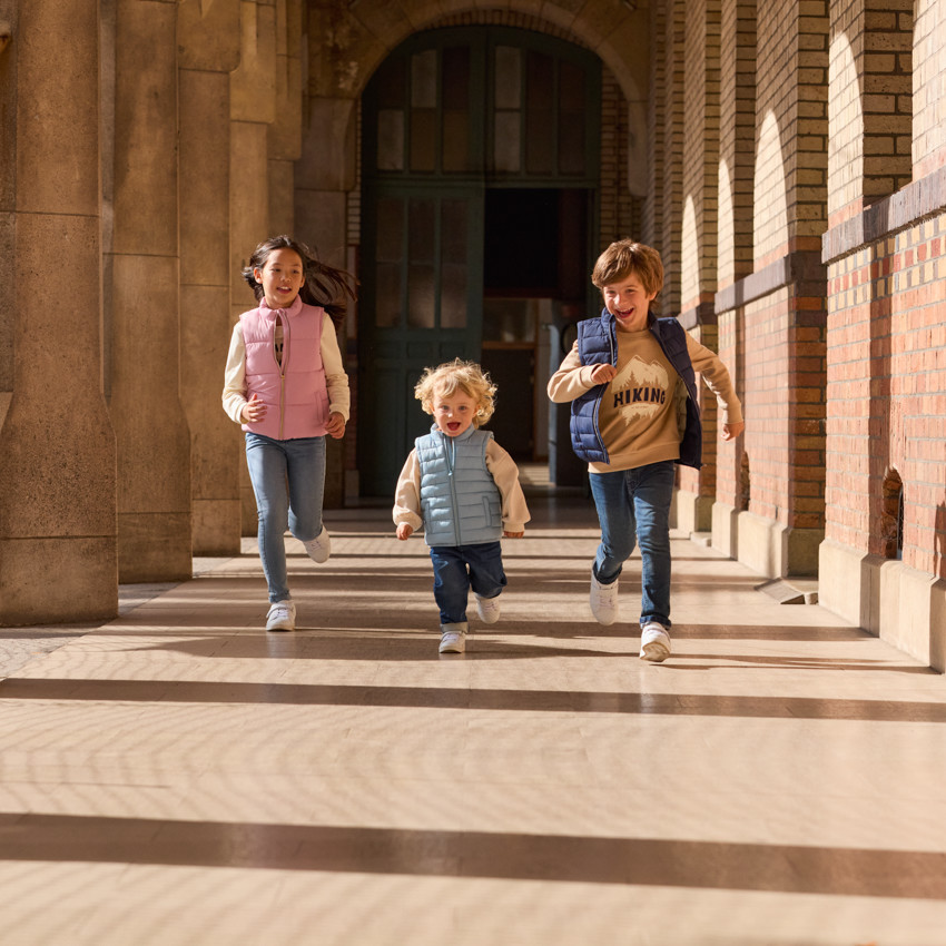 Αμάνικο μπουφάν λεπτό με εφέ καπιτονέ για αγόρι  Additional Αμάνικο μπουφάν λεπτό με εφέ καπιτονέ για αγόρι