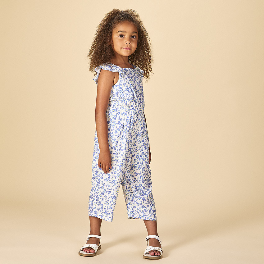 Κορίτσι με λουλούδια σε μακρύ συνδυασμό 