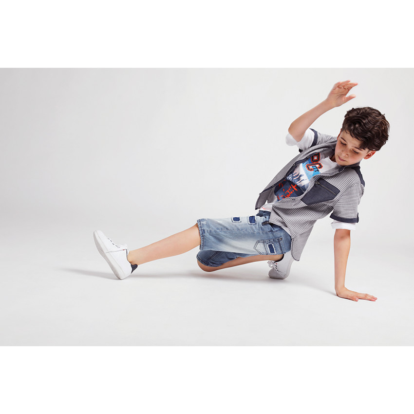 Κοντομάνικη μπλούζα με τύπωμα και τσέπη με φερμουάρ στο μανίκι 