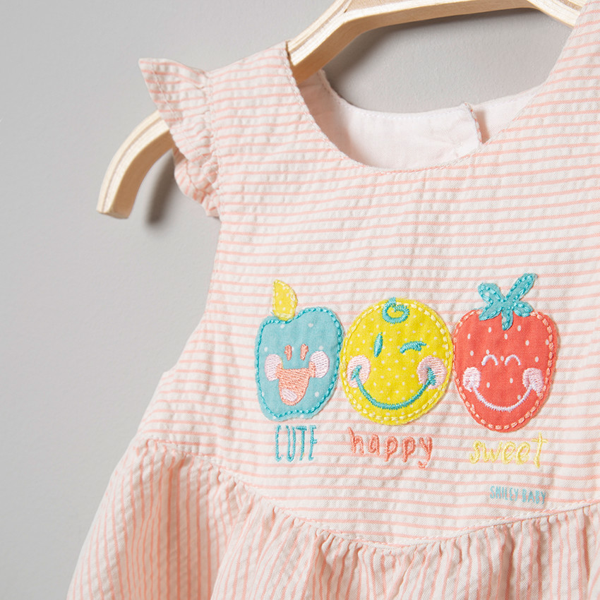 Φόρεμα αμάνικο σε broderie ριγέ με φρούτα και Smiley κέντημα 