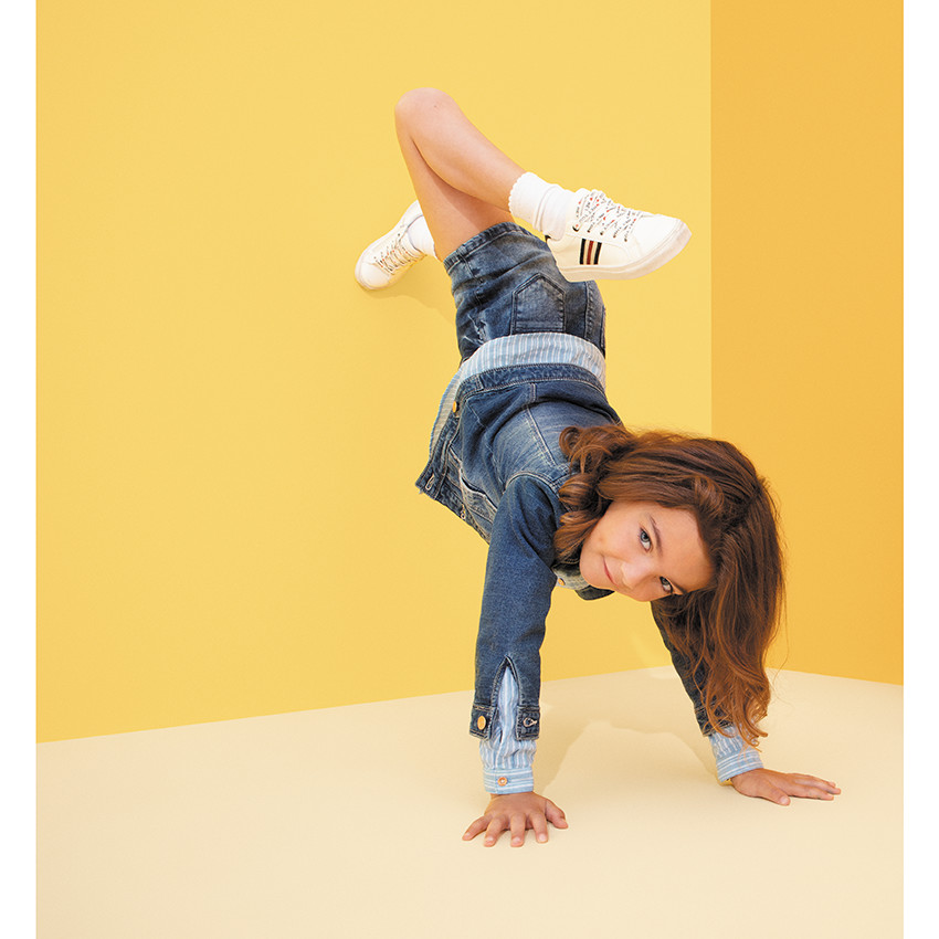 Ριγέ πουκάμισο με φαντεζί γιακά και πεταλούδα από πούλιες 