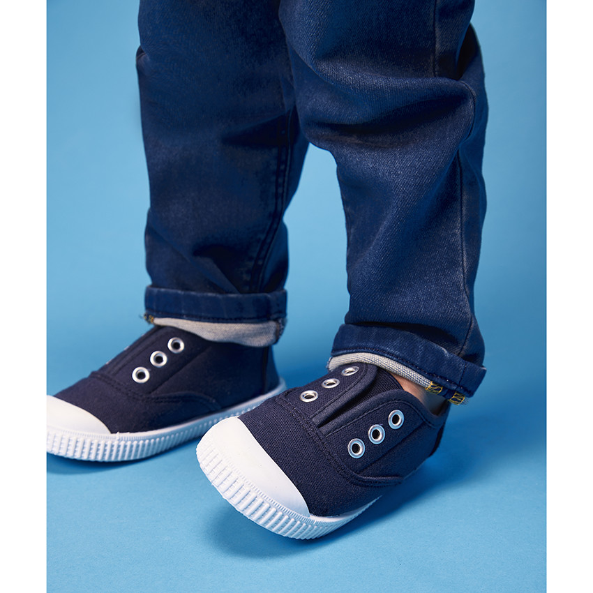 Τζιν από denim με ανάγλυφο σχέδιο ιστιοπλοϊκού για μωρό αγόρι 